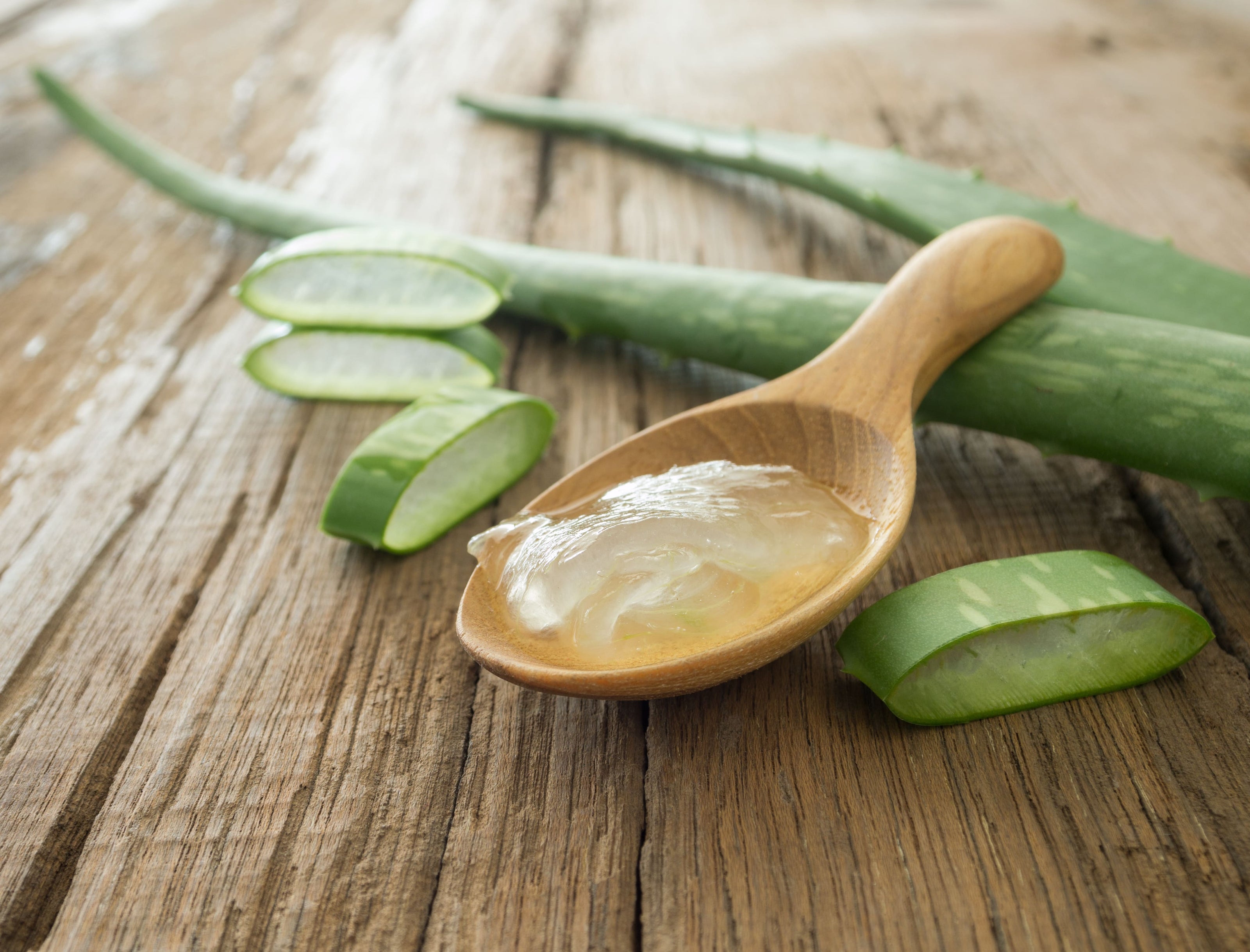 Aufgeschnitten AloeVera Pflanze auf einem Holzlöffel